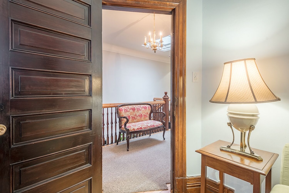 Beautiful Vintage 2BR- Heart Of Downtown - Image 2