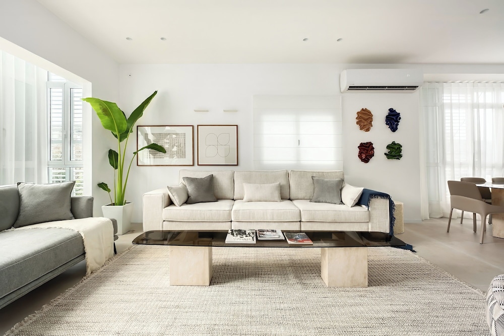 Central & Bright Getaway by Sea N' Rent