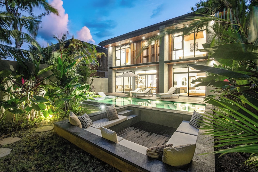 Enchanting 5BR Canggu Villa Moments to Sea