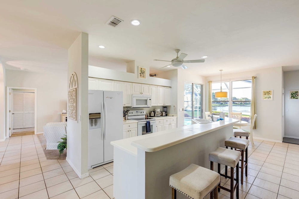 Private Pool, Pond Views, & Bonus Lounge in Gated Naples Community Drive to Dining & Sand