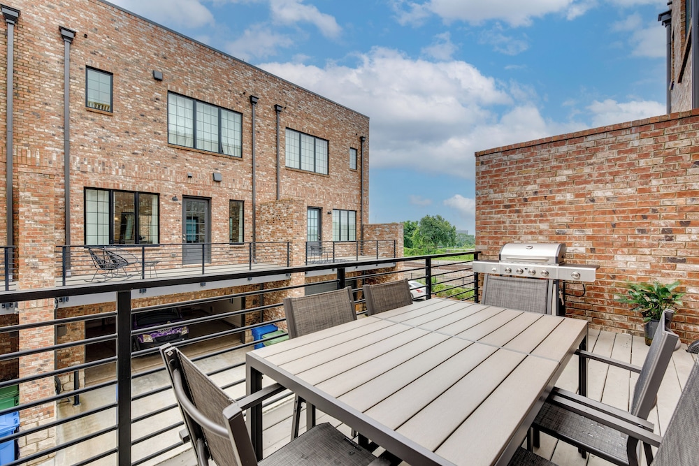 Chic Atlanta Vacation Rental ~ 1 Mi to Downtown!