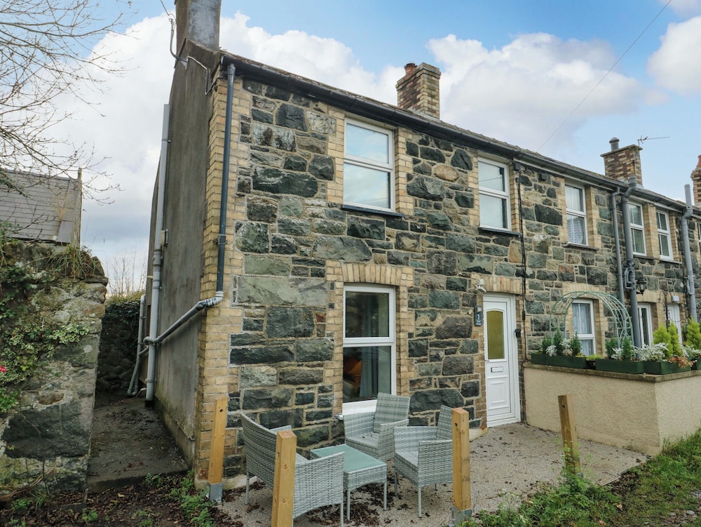 1 Dinas Cottages