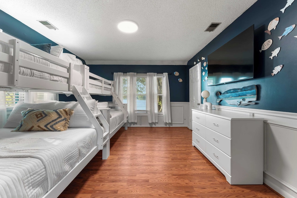 Lakefront Home w/ Dock, Game Room & Hot Tub Ponderosa Peninsula by Avantstay
