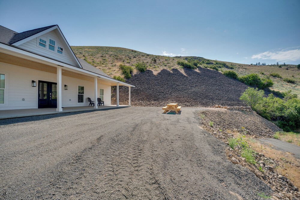 Lake Roosevelt Getaway w/ Lake + Mountain Views! view 3