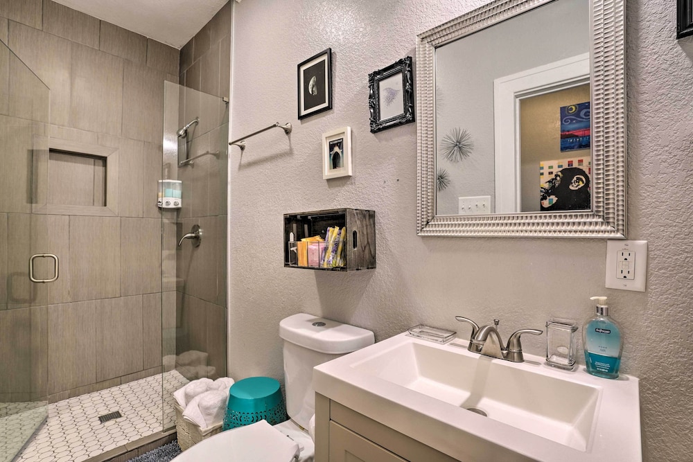 Adorable Cottage < 1 Mi to Guadalupe River & Dtwn view 5