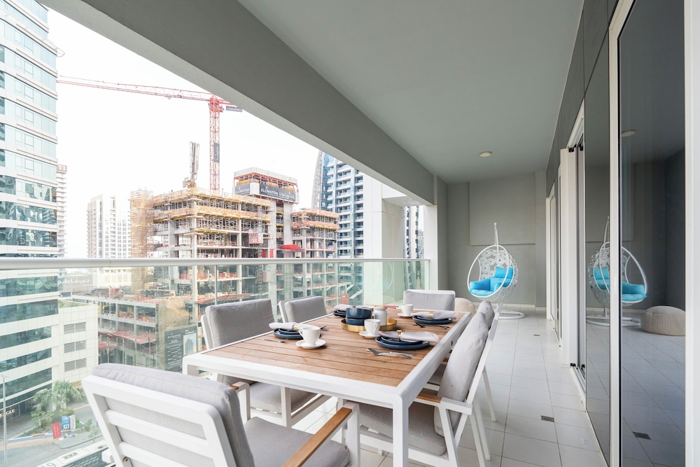 KeyRock - Chic 2BR Escape with Pool