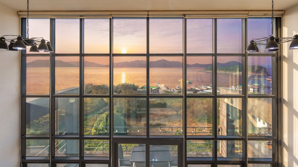 Geoje Ahat Spa Pension