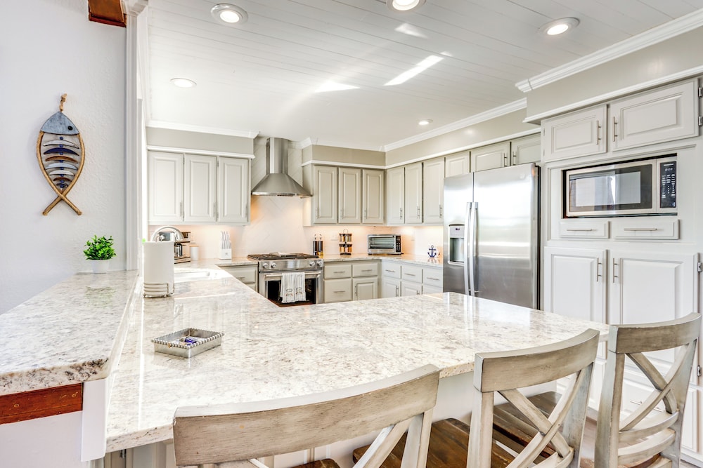 Swim & Boat Docks: Lakefront Gem in Bella Vista!