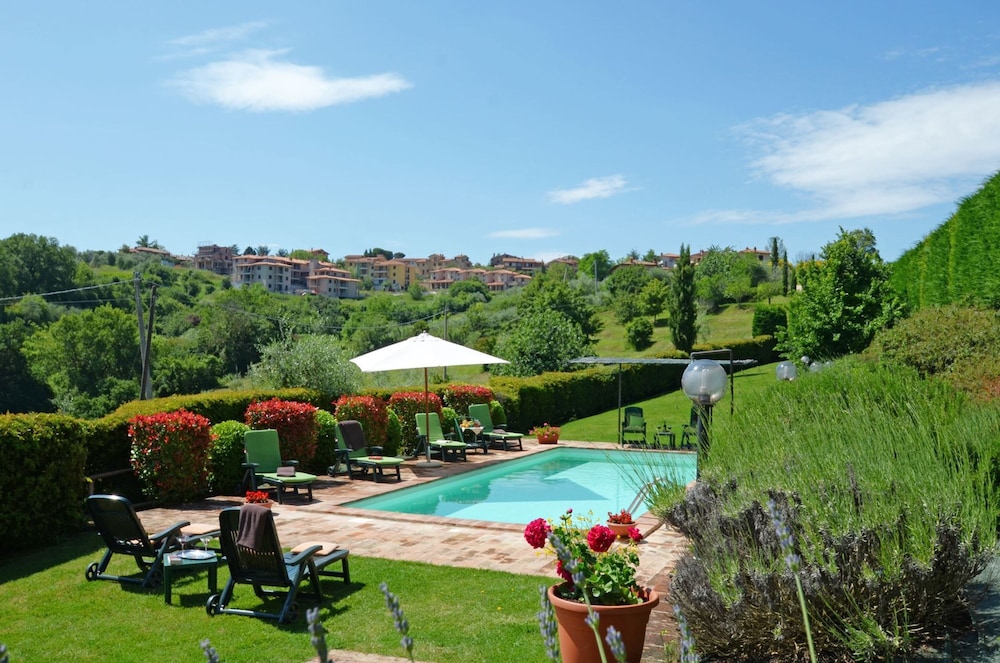 Podere Baiocco Sleeps 22 People 2 Private Pools Walking Distance to Town-podere Baiocco