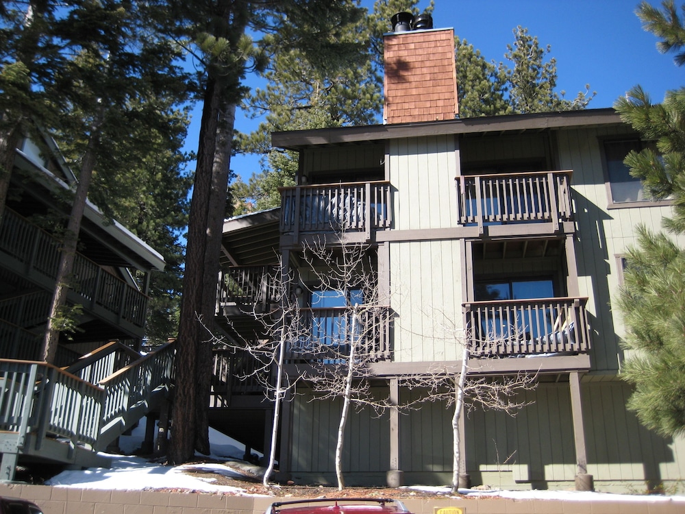 Hotel Hidden Valley by Mammoth Reservation Bureau - Image 1