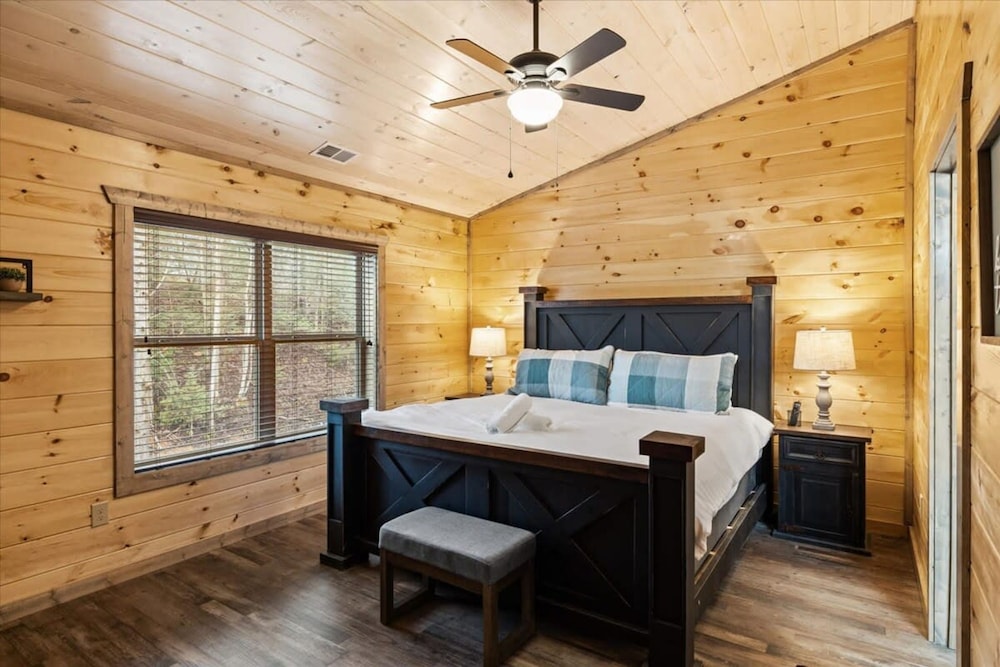 NEW - 1 Location Cabin Pool Hot Tub Arcade HL