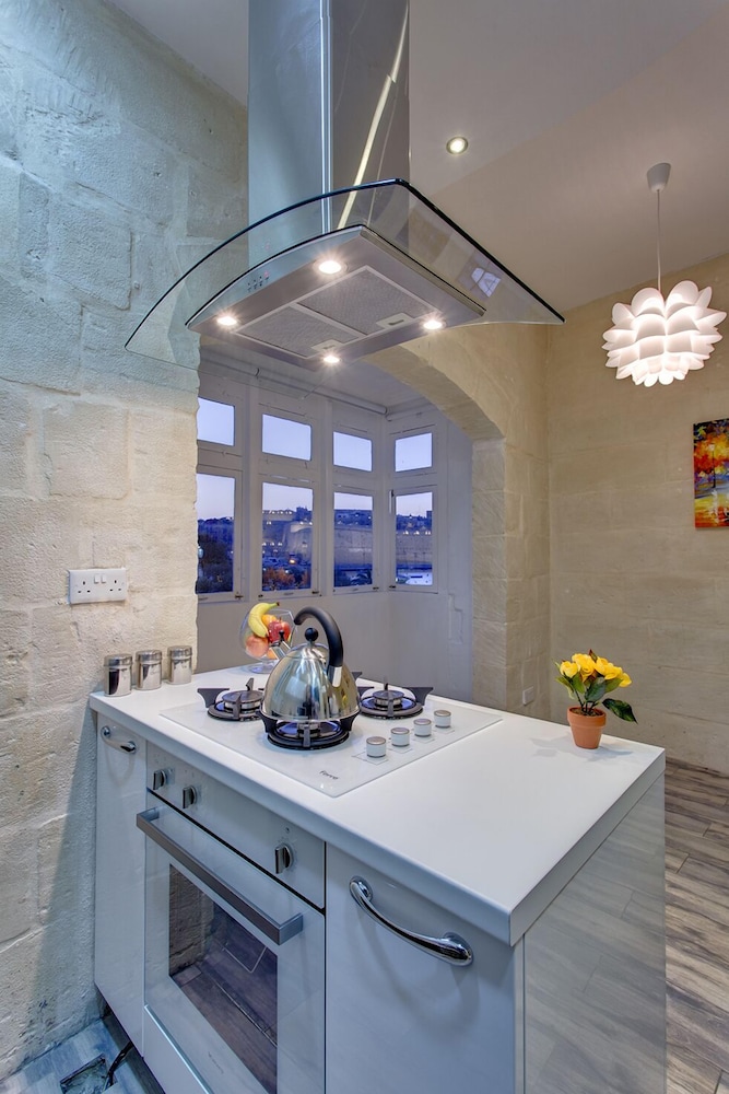 Charming Seafront House In Kalkara view 5
