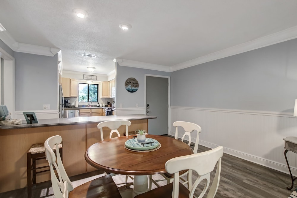 Amelia Landings 9f 2 Bedroom Condo