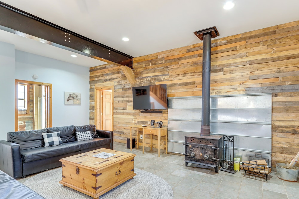 Deck & Fire Pit: Cherry Log Cabin on Farm!