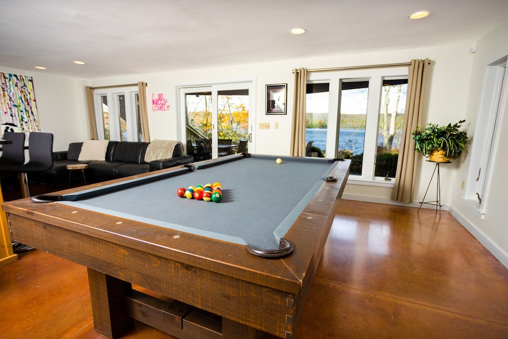 Lakefront Dock Hottub Pooltable Kayaks 75 TV