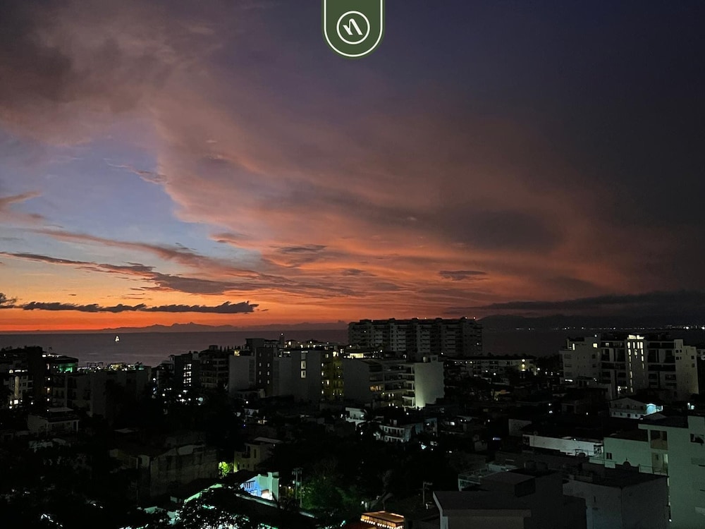 Stunning 2 BR Condo - Oceanview Terrace - Downtown