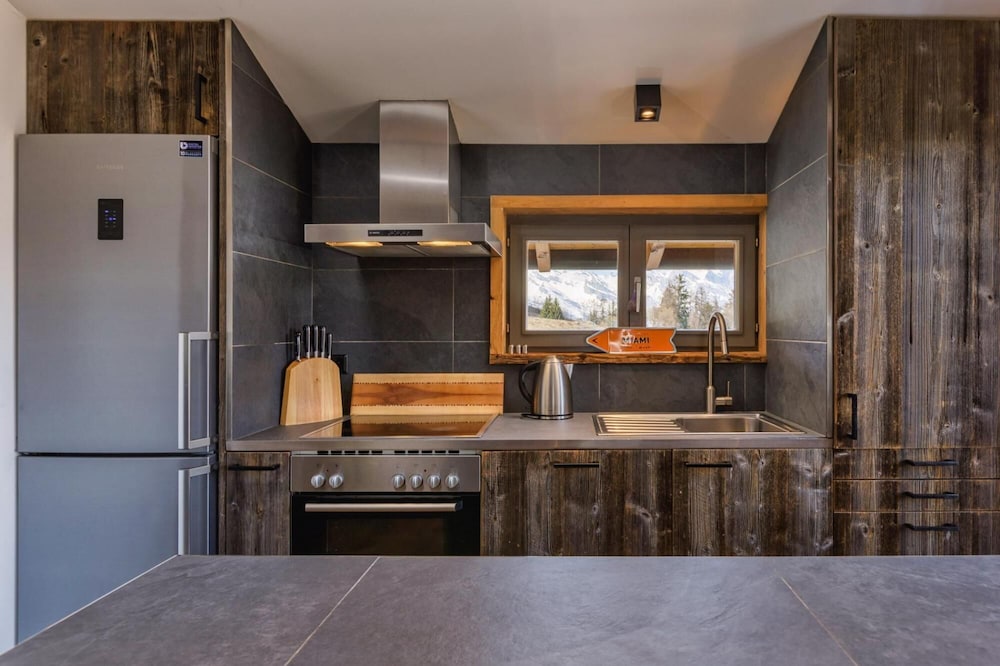 Chalet Capricorne -impeccable Ski in out Chalet With Sauna and Views