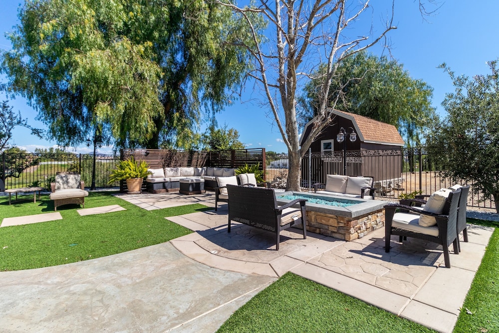 Chateau Syrah by Avantstay Picturesque Estate w Pool Hot Tub Pool Table Table Tennis New Pickleball Court Basketball Hoop
