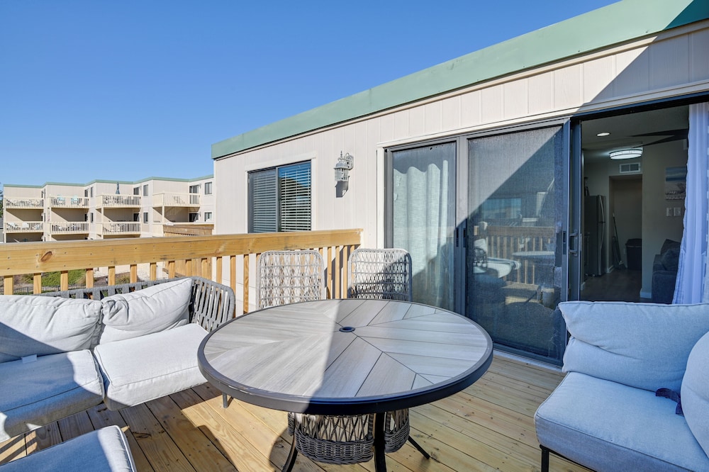 Walk to Beach + Pier: Myrtle Beach Getaway w/ Deck
