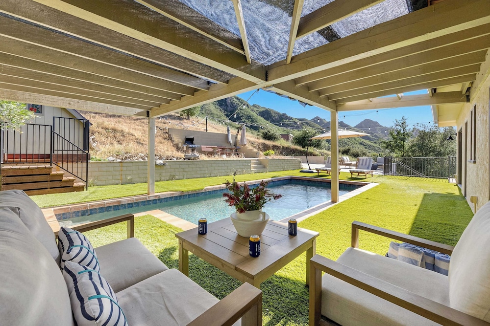 Designer Retreat w/ Pool, Firepits, Panoramic Views The Lake House at Malibu