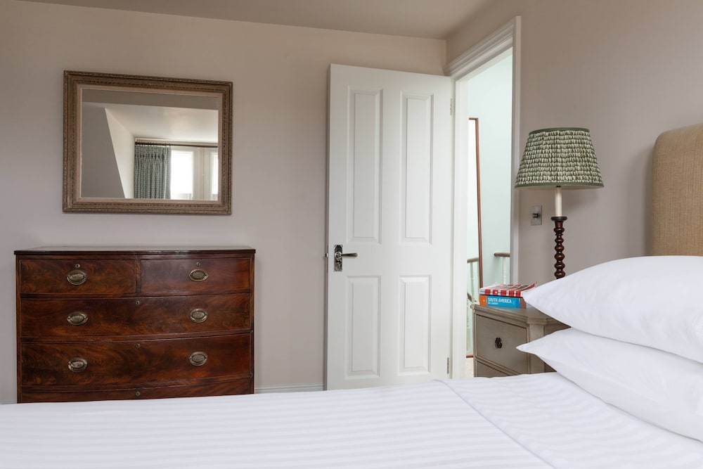 Granard Road by Onefinestay