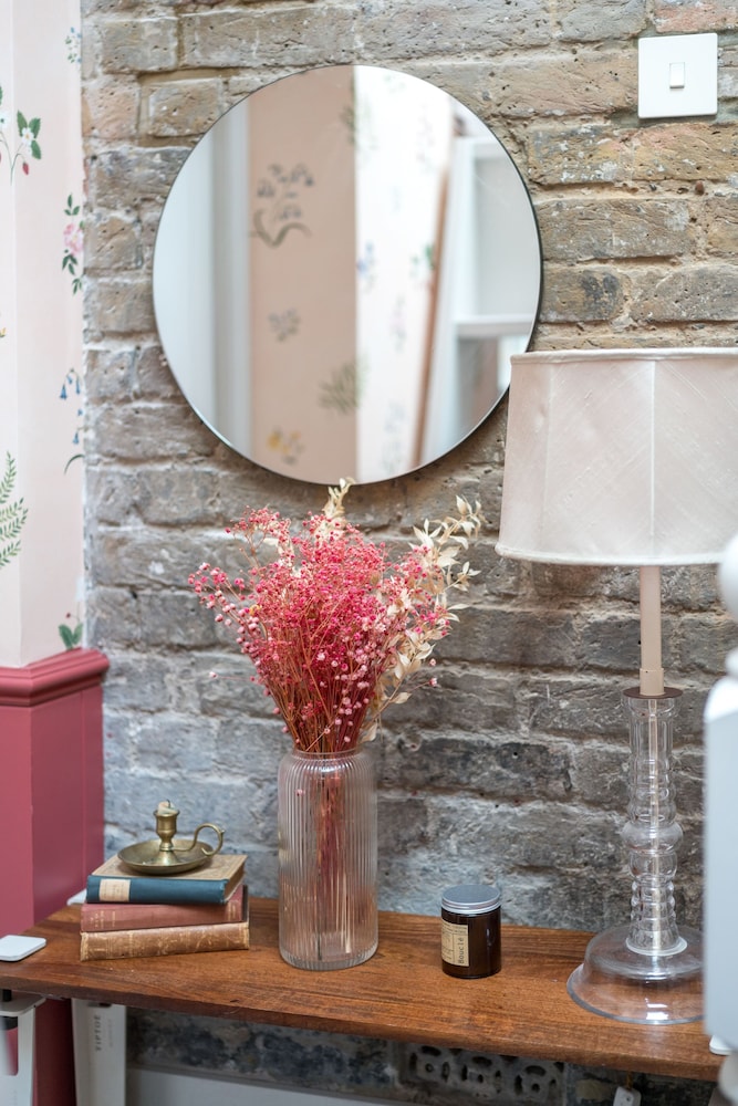JOIVY Stylish 2-Bed House W/ Private Garden In Hackney