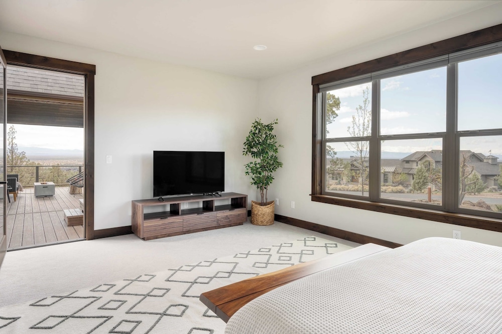 Starview at Brasada Ranch Resort by Avantstay Stunning Home w/ Hottub & Close To World Class Golf!