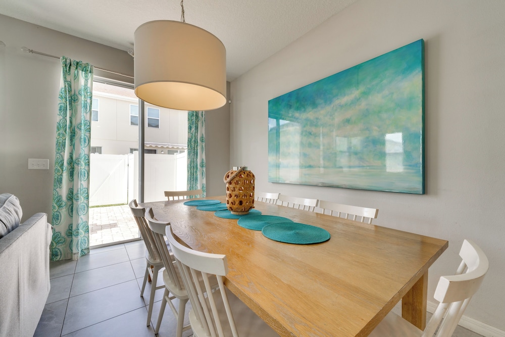 4 Mi to Wdw: Sleek Townhome w/ Community Pool!