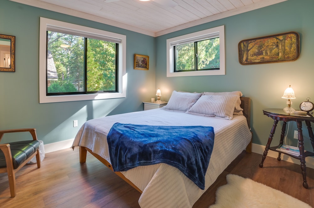 Higgins Lake Vacation Rental w/ Lake Views & Deck! view 3
