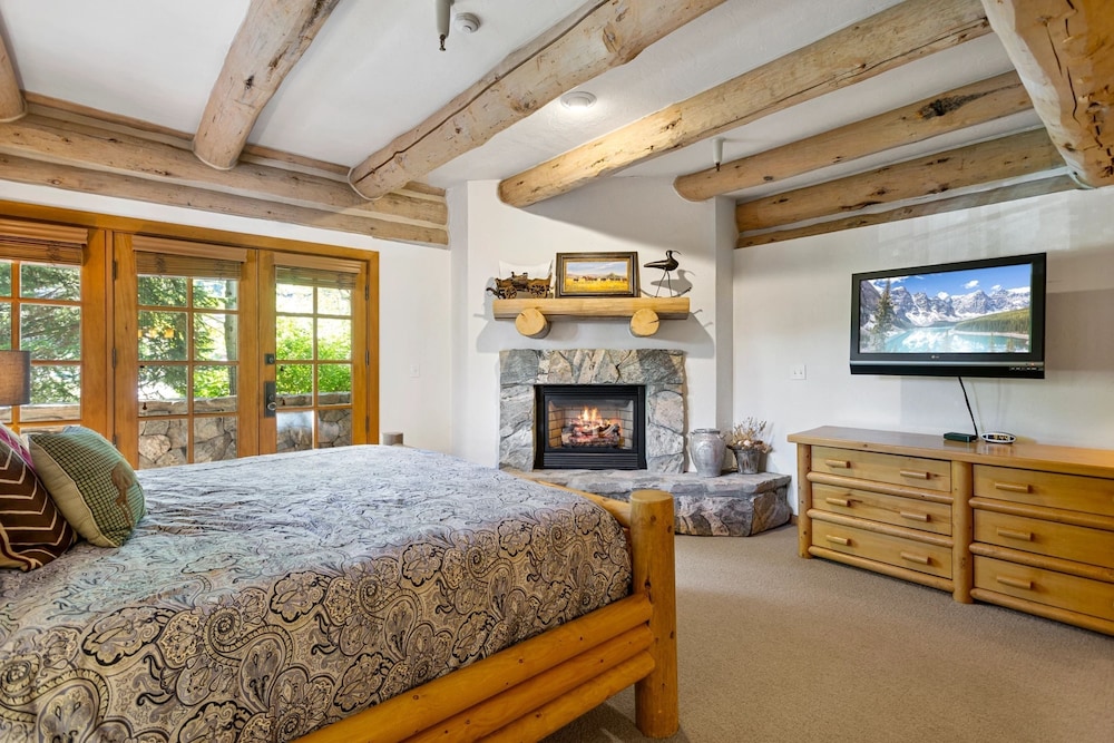 Pine Inn at Trail's End Lodge - Three Bedroom Residence with Spa #1 3 Condo