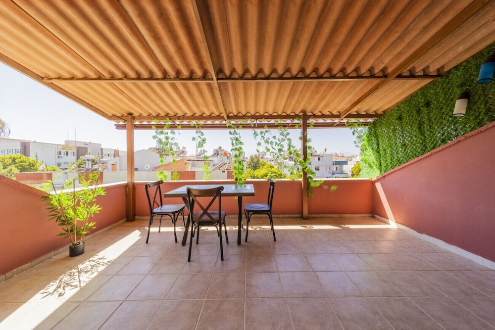 Central Flat Near Shore in Muratpasa With Terrace