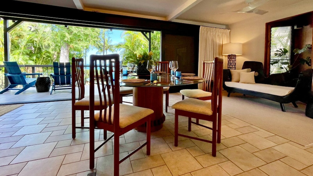 Sophisticated Oceanfront Retreat - Air-conditioned - Walk to Beach - Vrkcv