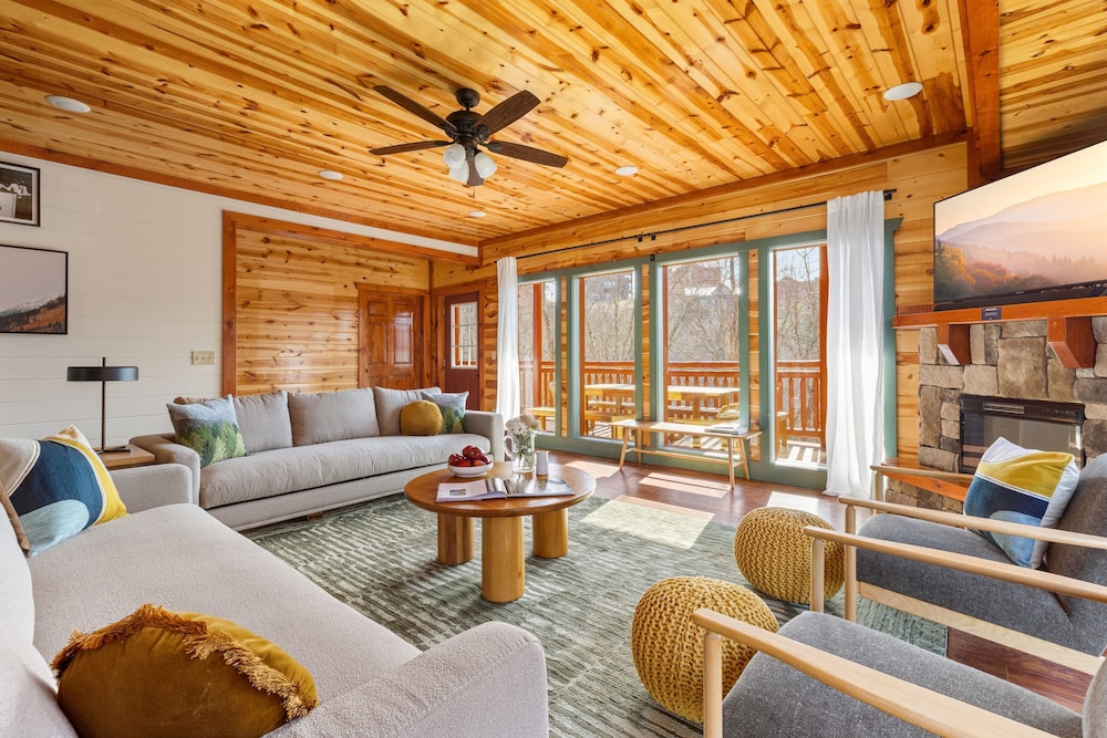 Boulder Ridge Cabin Indoor Pool Home Theater and Games Newly Redesigned