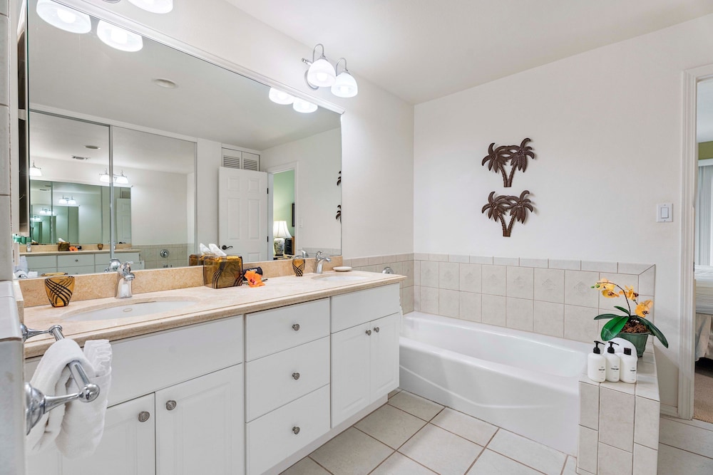 Spacious Townhome - Close to Beaches & Shopping! - Vrkcv