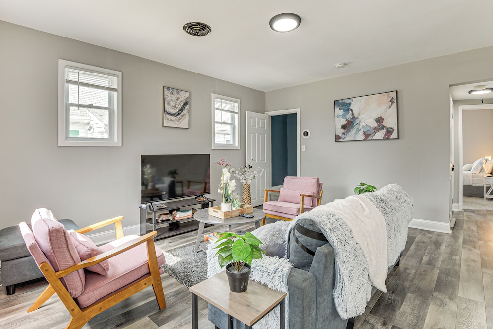4 Mi to Universities: Quaint Parkville Apartment!