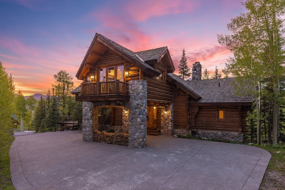 Wildwood Ridge 5 Bedroom Home