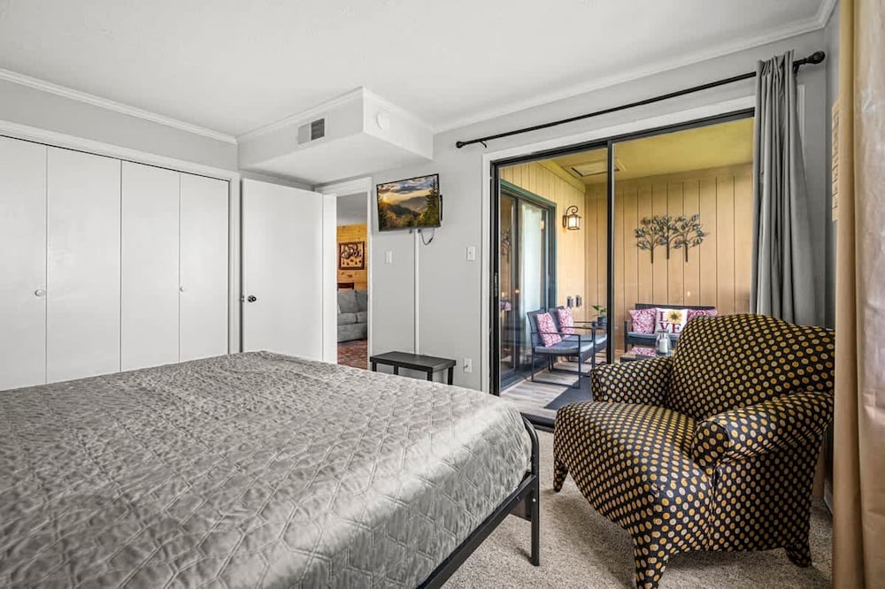 Two Bed Room Condo Mountain Views Indoor Pool