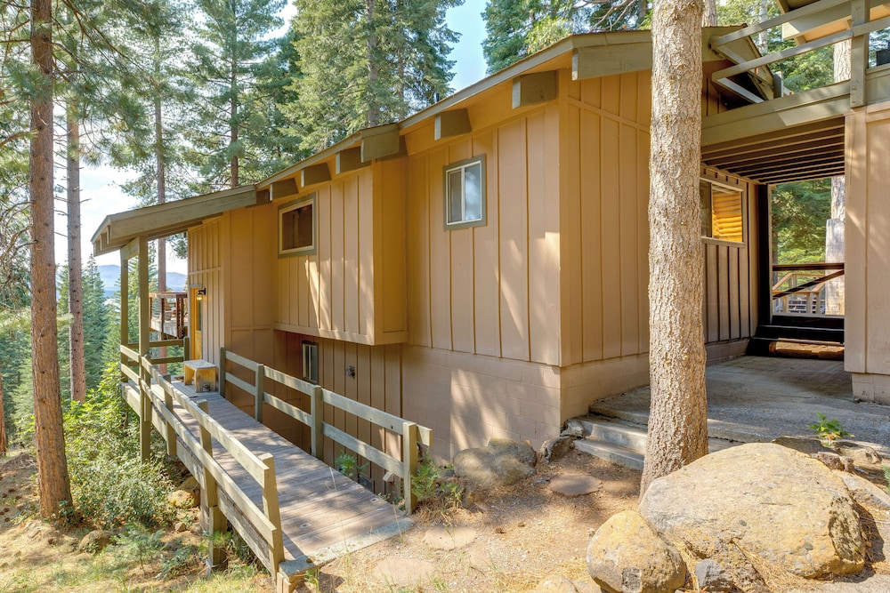1 Mi to Beach & Golf Course! Lake Almanor Cabin