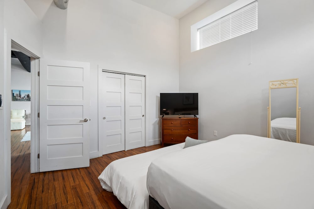 Luxury 7BR Hill Country Gem With Barndominium