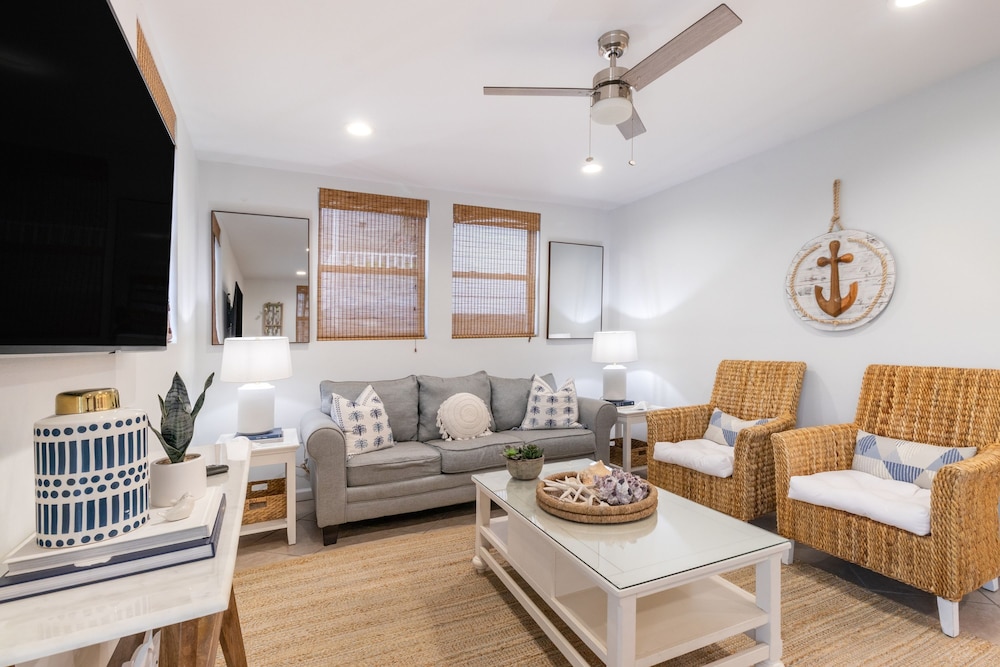 Destin Dolphin by Avantstay 2 Mins Walk To Beach w Pool Large Outdoor Entertaining Area
