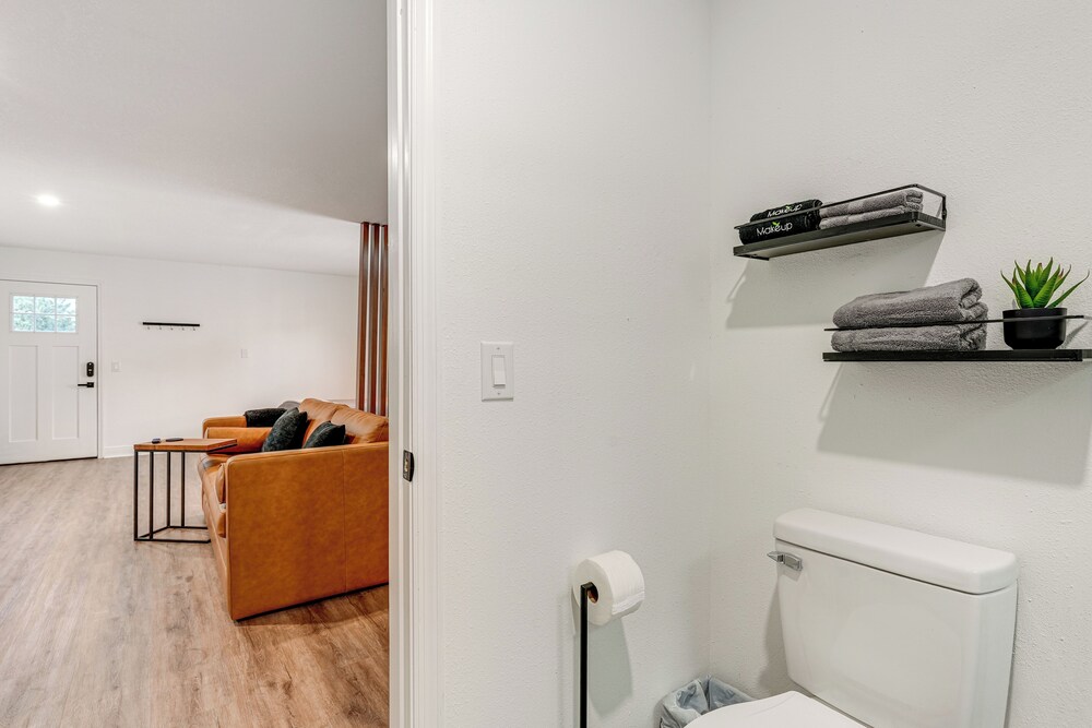Stylish Lakeland Studio w/ Workspace