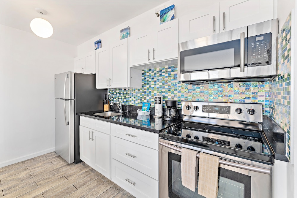 High Floor Ocean View Condo (King Bed and Parking): kitchen photo
