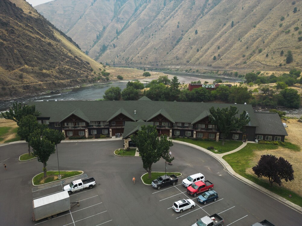Salmon Rapids Lodge