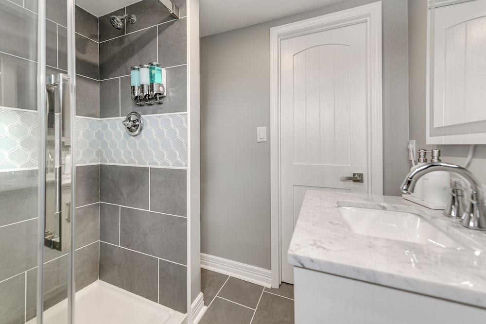 2 Mi to Airport: High-end Cheektowaga Home!