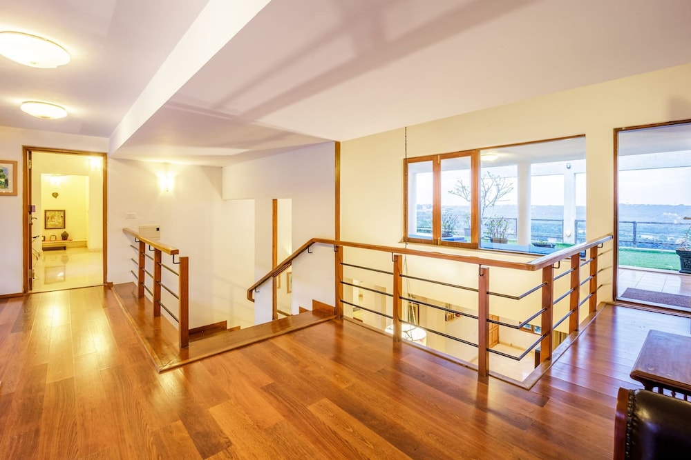 Stunning Hilltop 3BR Villa w Pool and River View