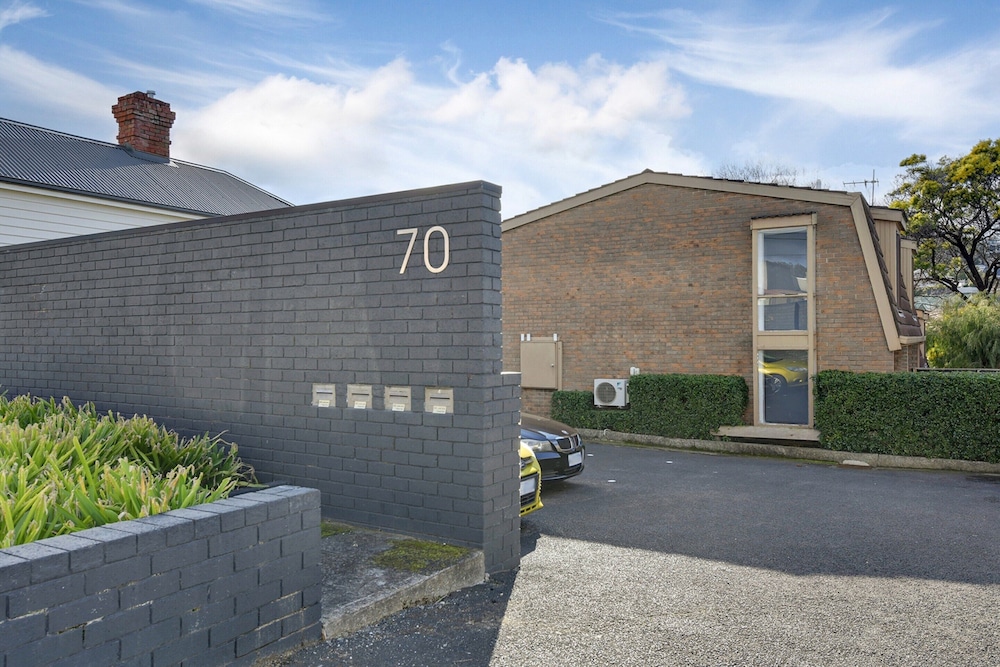 2-bed Townhouse Retreat in Sandy Bay With Parking