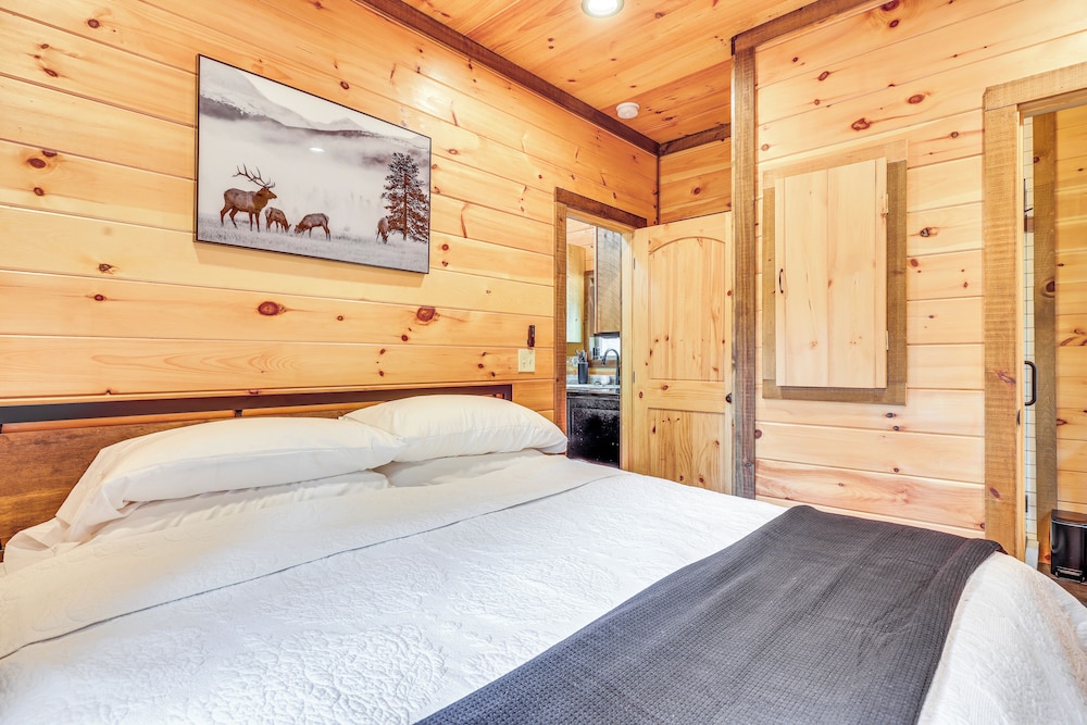 Hot Tub & Deck: Riverfront Mccaysville Cabin!