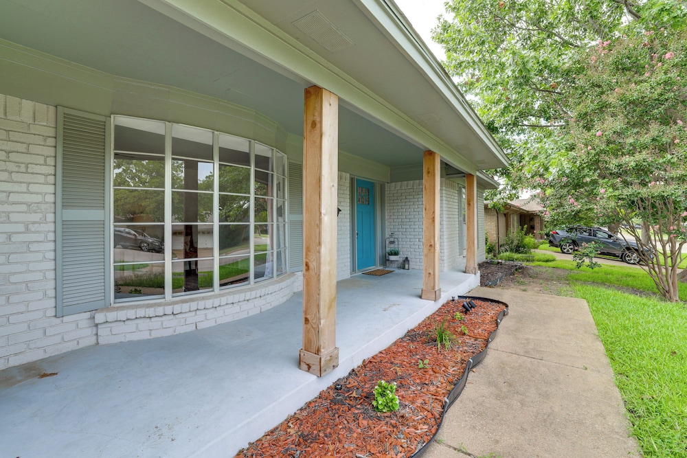 Near Shops & Eats: Commuter-friendly Fwtx Home
