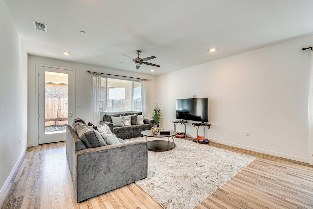 15 Mi to Dtwn Sacramento: Newly Built Home!