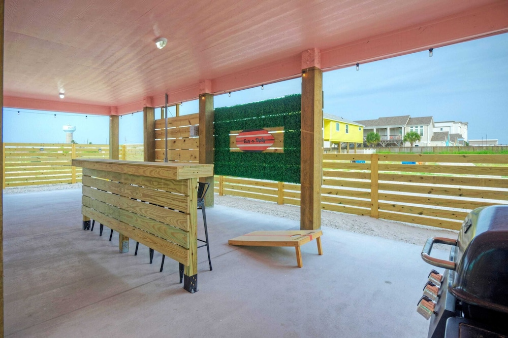 Sleeps 21, 2 Homes Private Pool, Patio Lounge w/ Fire Pit, Bar, TV, & Games